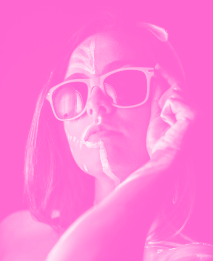 グレースケール変換した画像に特色蛍光Pinkの効果を追加した写真
