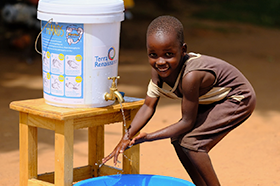 ウガンダの手洗い風景4